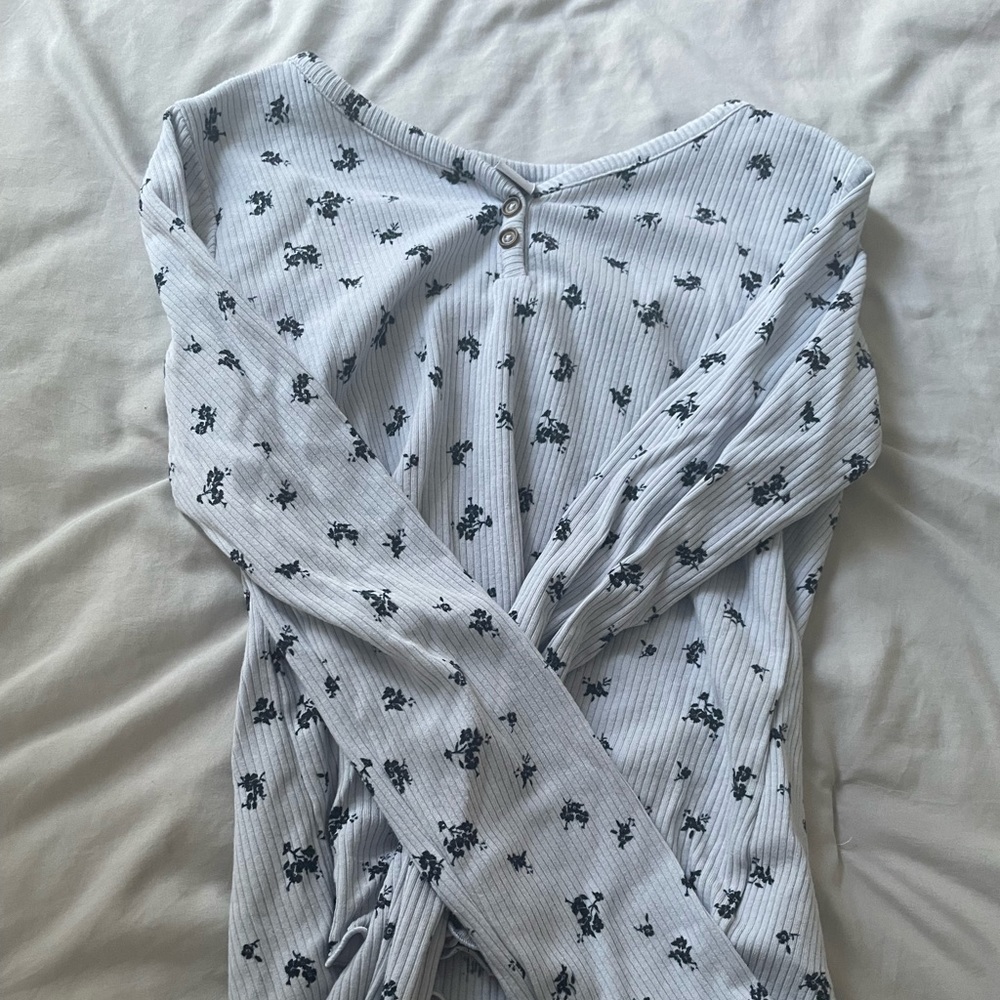 Old Navy girls size large long sleeve t.